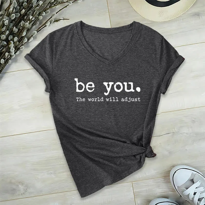 Olivenorma „Sei du selbst, die Welt wird sich anpassen“ T-Shirt mit V-Ausschnitt