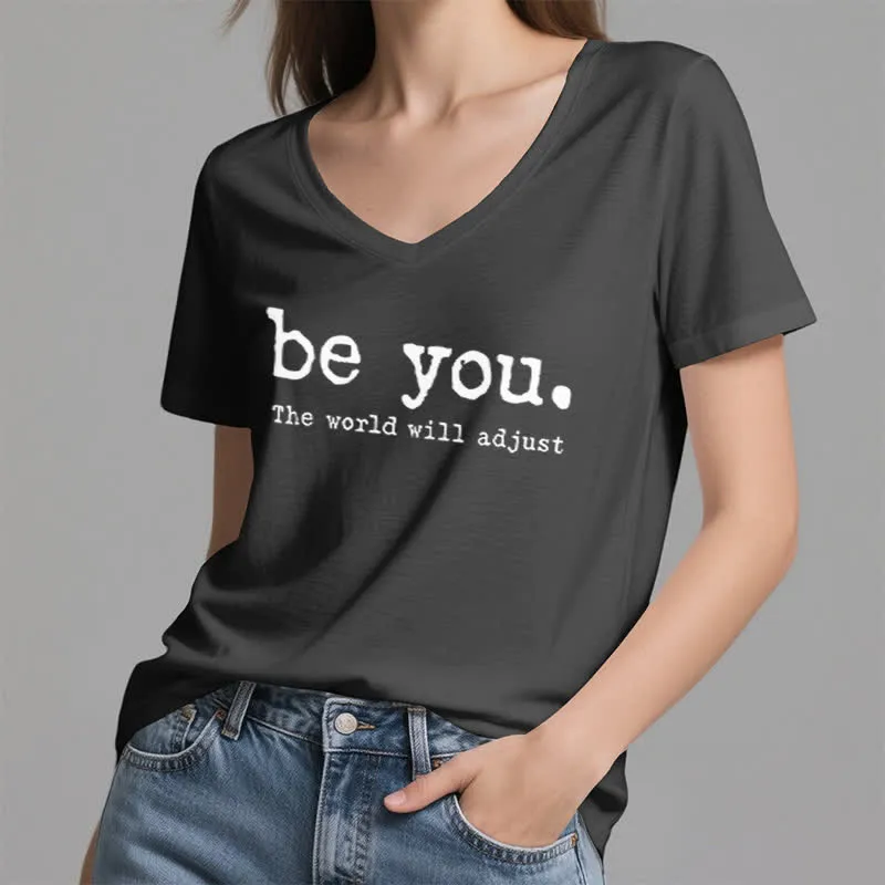 Olivenorma „Sei du selbst, die Welt wird sich anpassen“ T-Shirt mit V-Ausschnitt