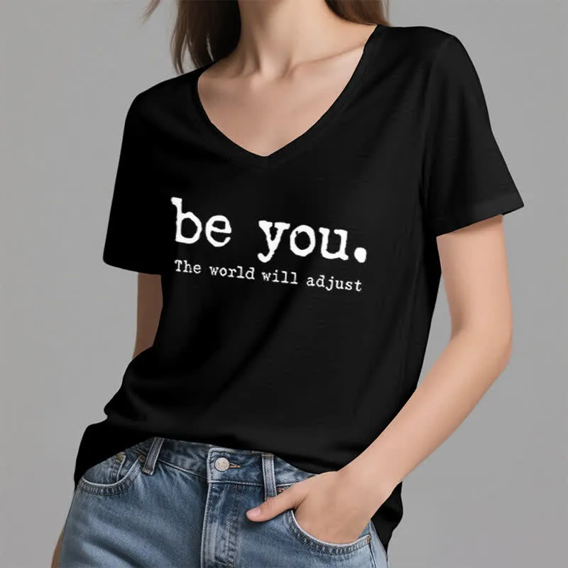 Olivenorma „Sei du selbst, die Welt wird sich anpassen“ T-Shirt mit V-Ausschnitt