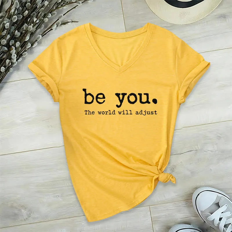 Olivenorma „Sei du selbst, die Welt wird sich anpassen“ T-Shirt mit V-Ausschnitt