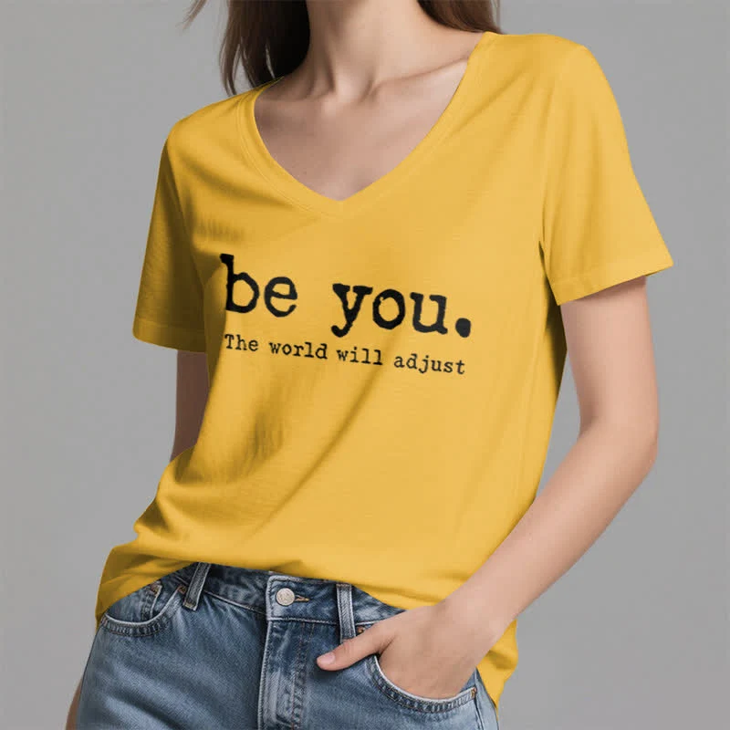 Olivenorma „Sei du selbst, die Welt wird sich anpassen“ T-Shirt mit V-Ausschnitt