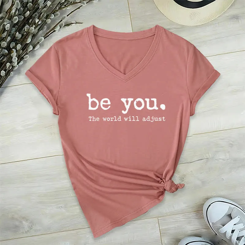 Olivenorma „Sei du selbst, die Welt wird sich anpassen“ T-Shirt mit V-Ausschnitt