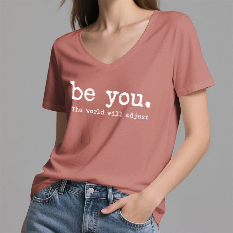 Olivenorma „Sei du selbst, die Welt wird sich anpassen“ T-Shirt mit V-Ausschnitt