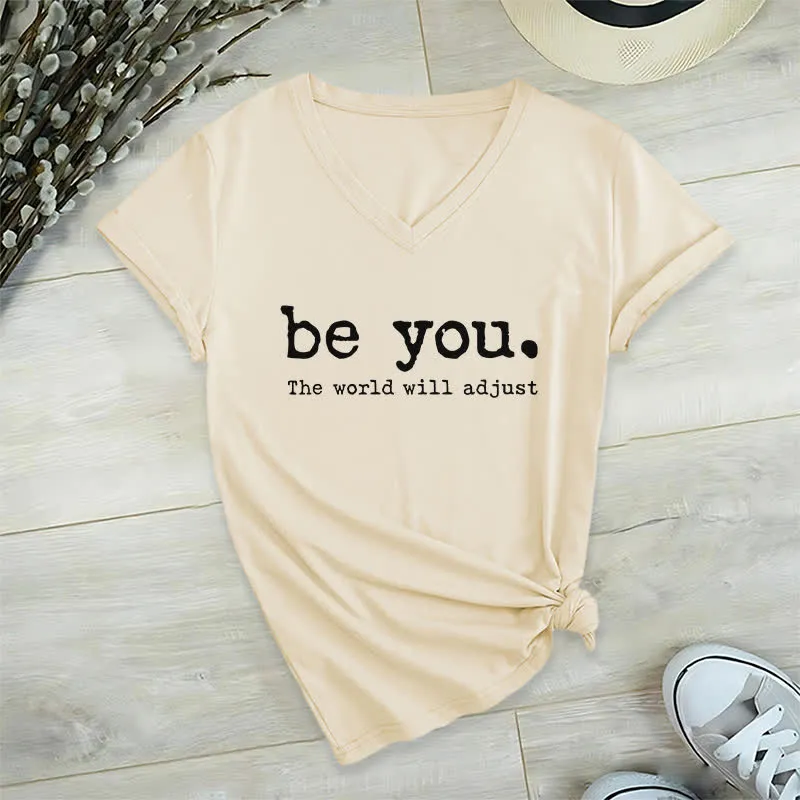 Olivenorma „Sei du selbst, die Welt wird sich anpassen“ T-Shirt mit V-Ausschnitt