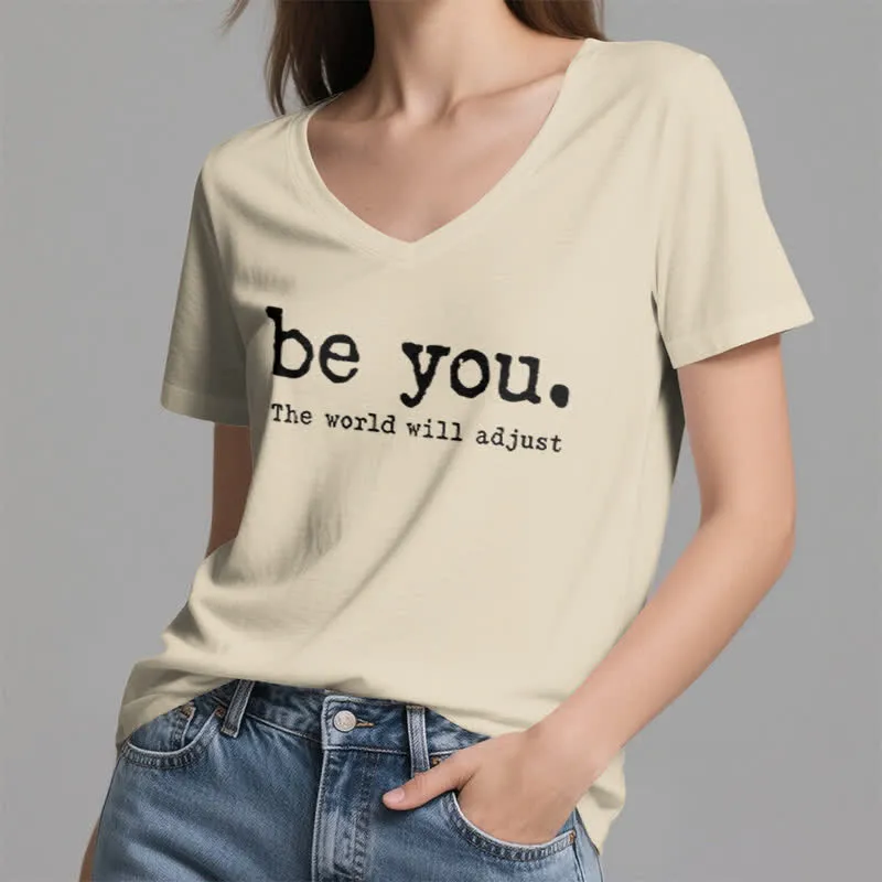 Olivenorma „Sei du selbst, die Welt wird sich anpassen“ T-Shirt mit V-Ausschnitt