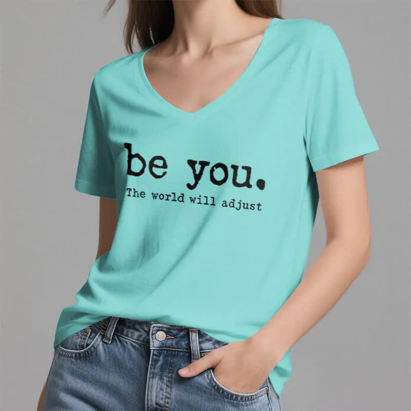 Olivenorma „Sei du selbst, die Welt wird sich anpassen“ T-Shirt mit V-Ausschnitt