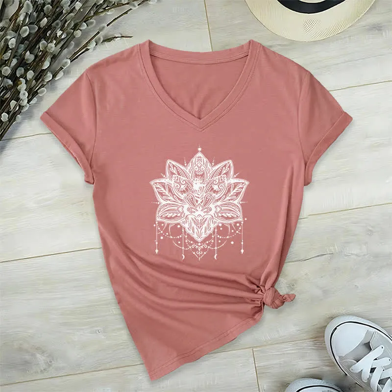 Olivenorma – T-Shirt mit V-Ausschnitt und Lotus-Print