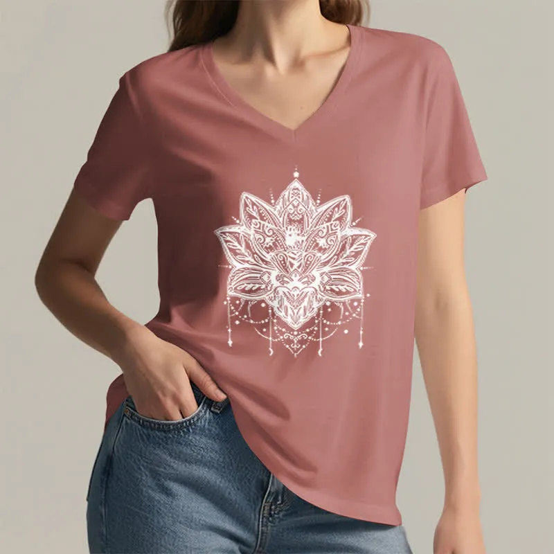 Olivenorma – T-Shirt mit V-Ausschnitt und Lotus-Print