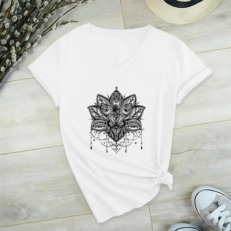 Olivenorma – T-Shirt mit V-Ausschnitt und Lotus-Print