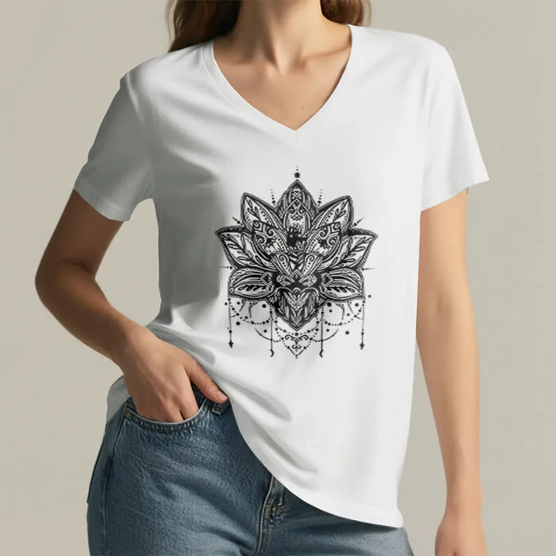Olivenorma – T-Shirt mit V-Ausschnitt und Lotus-Print