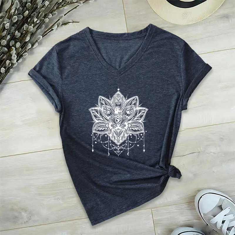Olivenorma – T-Shirt mit V-Ausschnitt und Lotus-Print