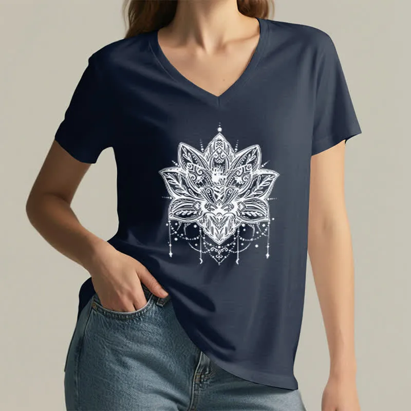 Olivenorma – T-Shirt mit V-Ausschnitt und Lotus-Print