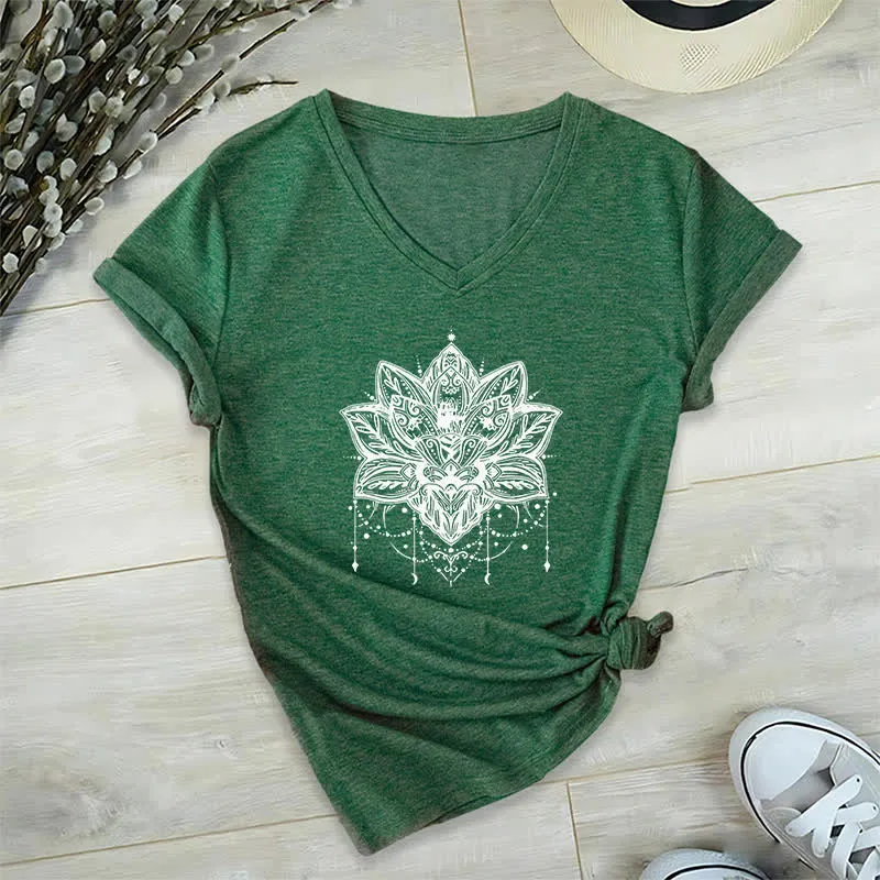 Olivenorma – T-Shirt mit V-Ausschnitt und Lotus-Print