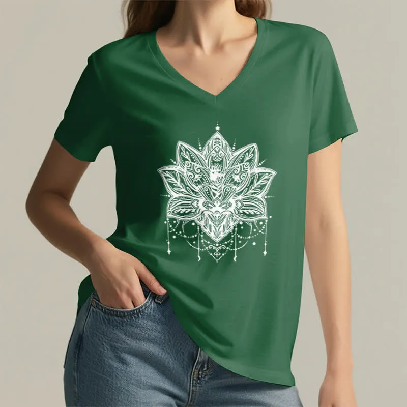 Olivenorma – T-Shirt mit V-Ausschnitt und Lotus-Print