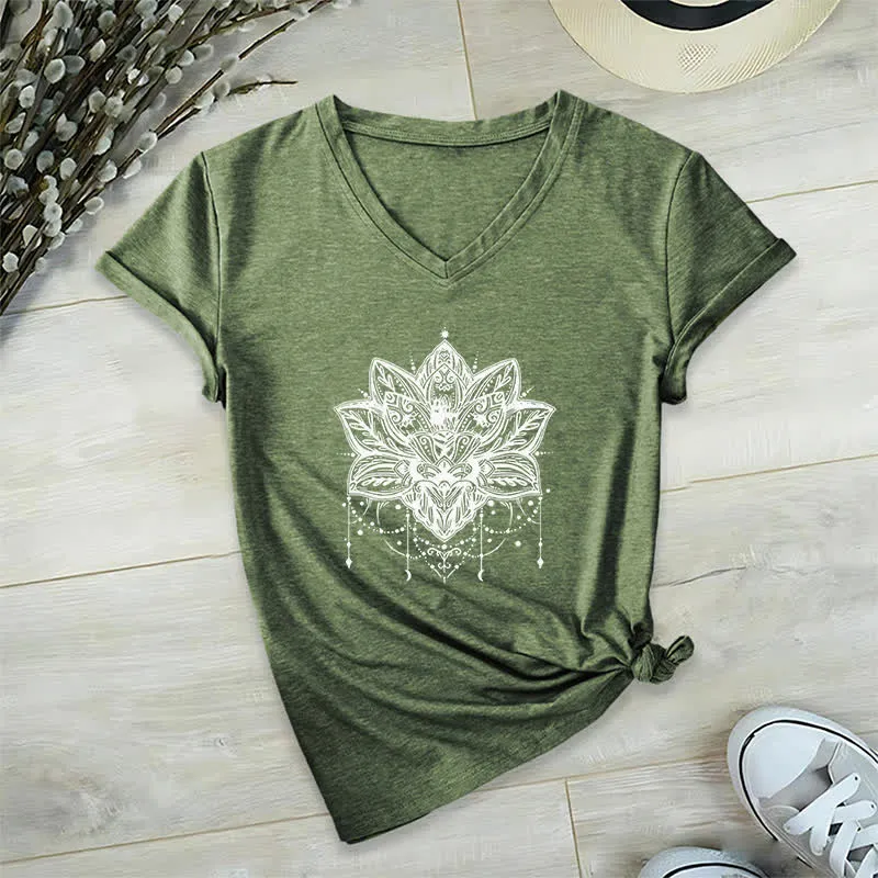 Olivenorma – T-Shirt mit V-Ausschnitt und Lotus-Print