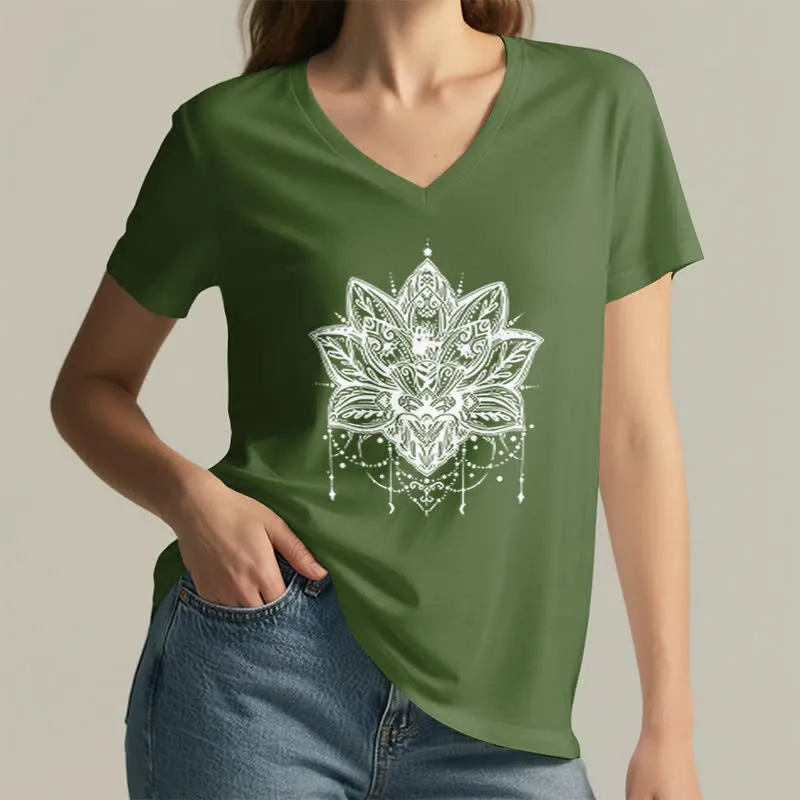 Olivenorma – T-Shirt mit V-Ausschnitt und Lotus-Print
