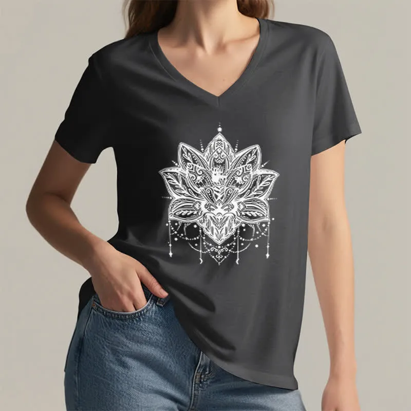 Olivenorma – T-Shirt mit V-Ausschnitt und Lotus-Print