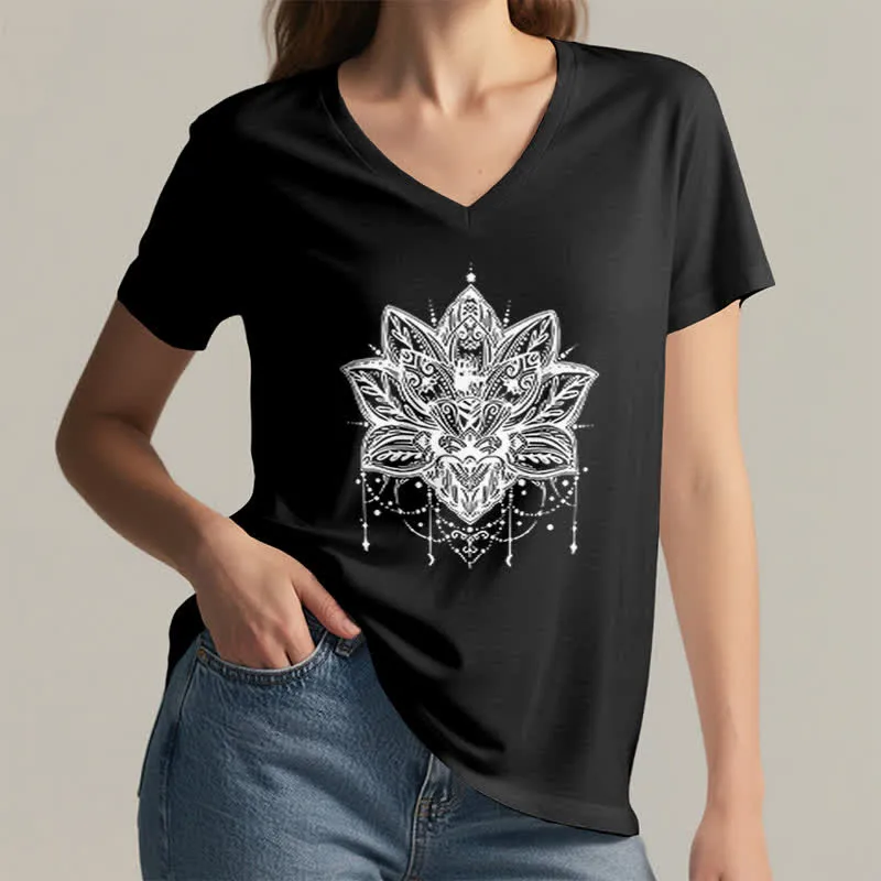 Olivenorma – T-Shirt mit V-Ausschnitt und Lotus-Print