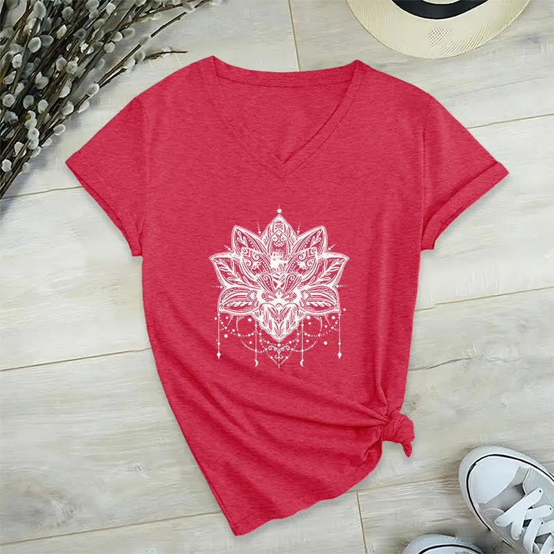 Olivenorma – T-Shirt mit V-Ausschnitt und Lotus-Print