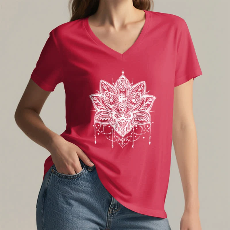 Olivenorma – T-Shirt mit V-Ausschnitt und Lotus-Print