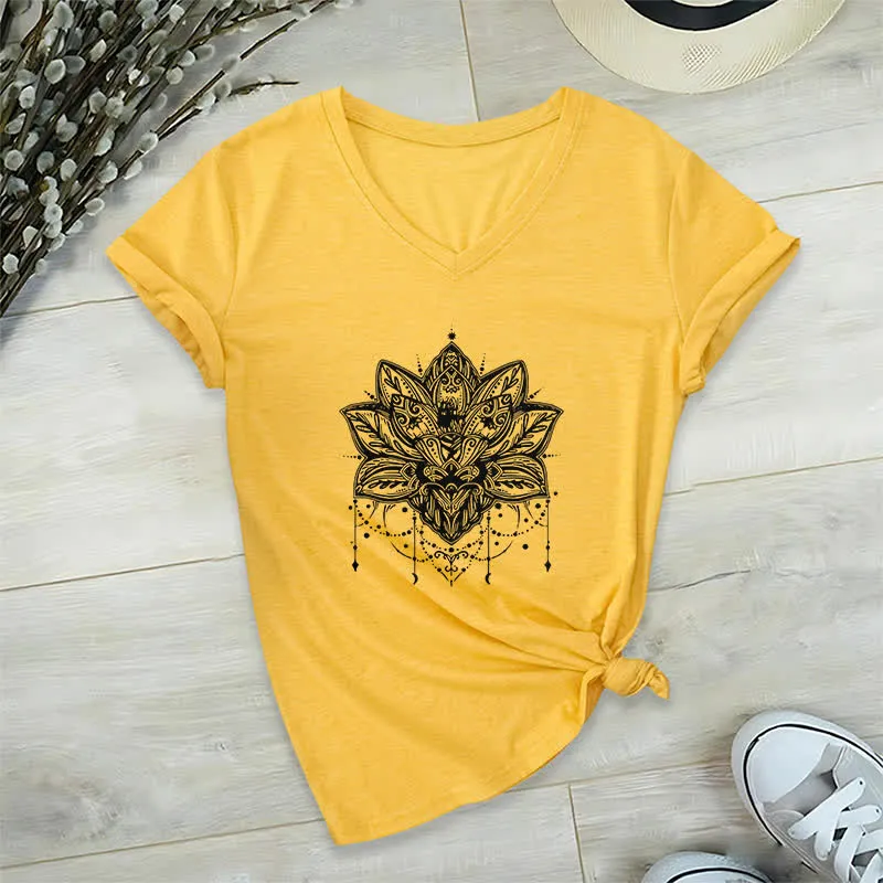Olivenorma – T-Shirt mit V-Ausschnitt und Lotus-Print