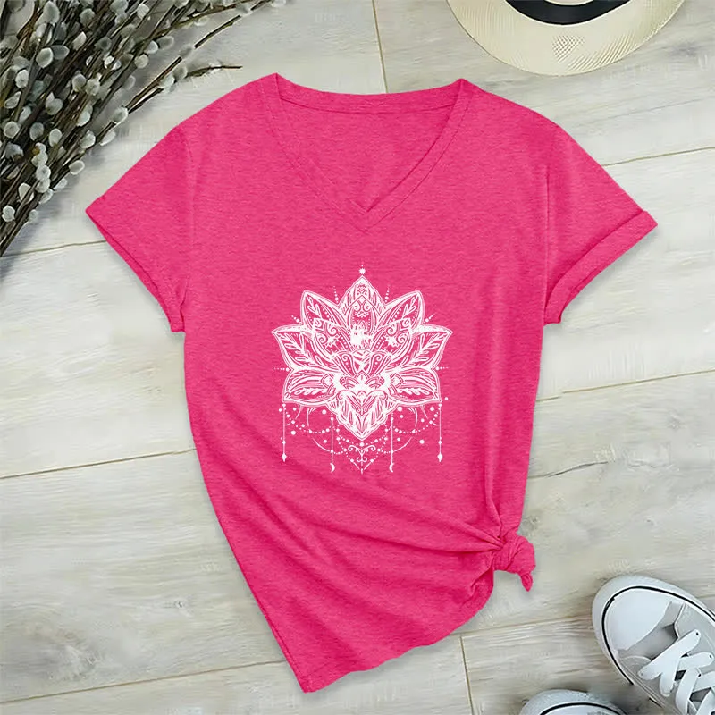 Olivenorma – T-Shirt mit V-Ausschnitt und Lotus-Print