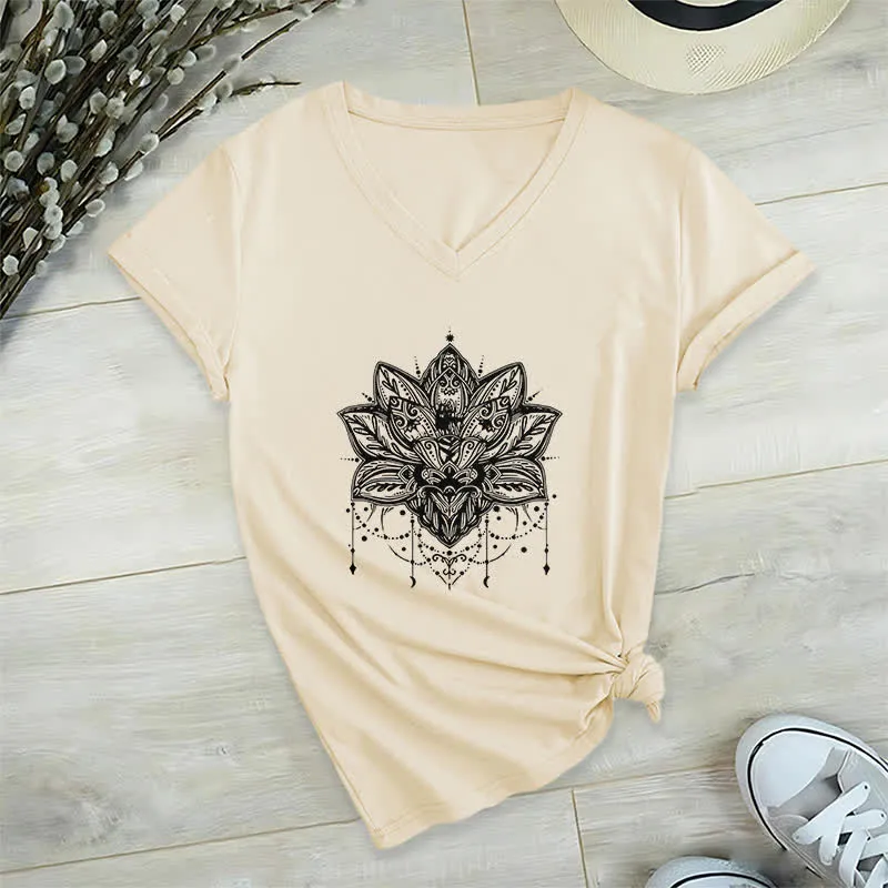 Olivenorma – T-Shirt mit V-Ausschnitt und Lotus-Print