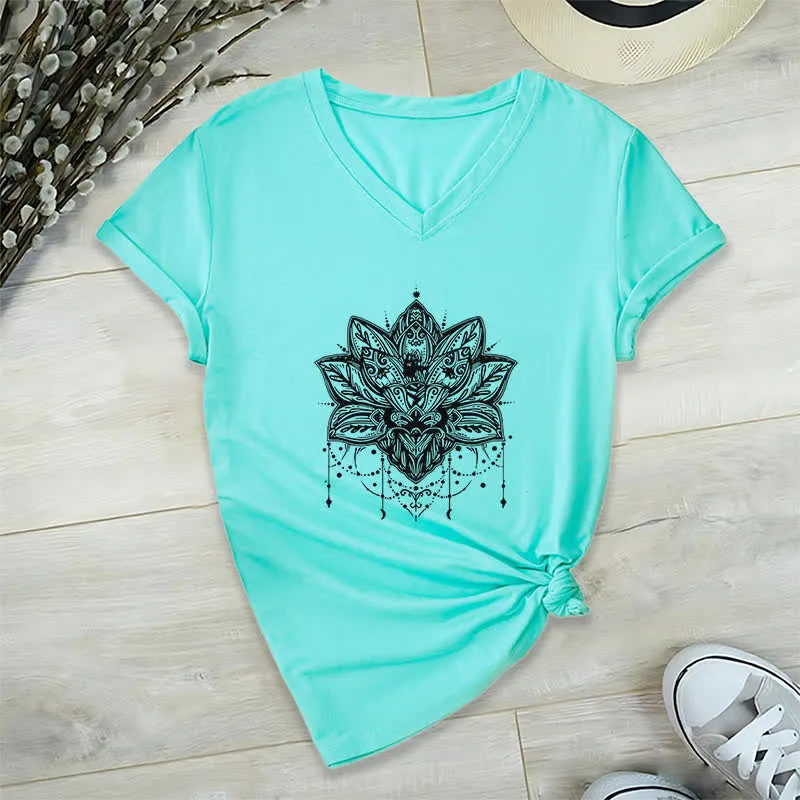 Olivenorma – T-Shirt mit V-Ausschnitt und Lotus-Print