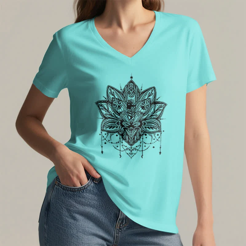 Olivenorma – T-Shirt mit V-Ausschnitt und Lotus-Print