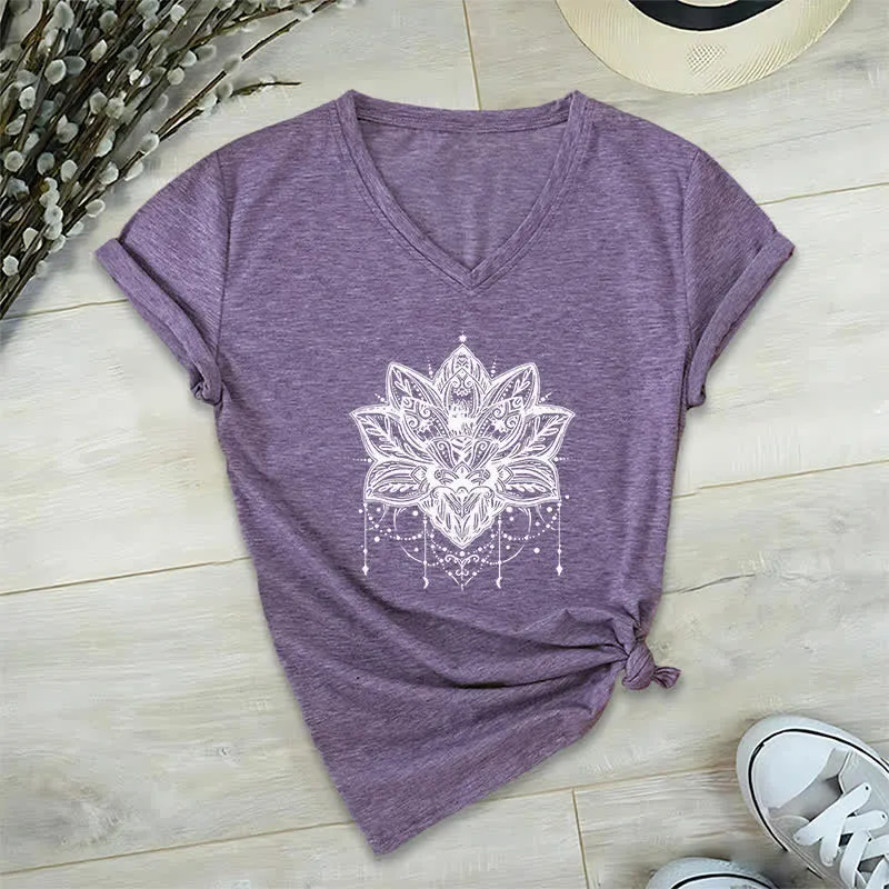 Olivenorma – T-Shirt mit V-Ausschnitt und Lotus-Print