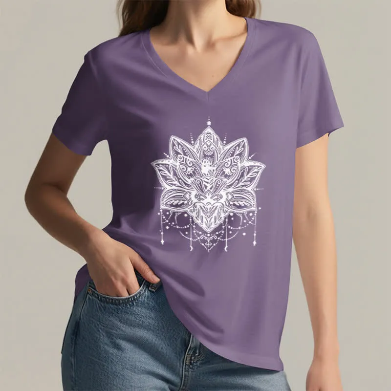 Olivenorma – T-Shirt mit V-Ausschnitt und Lotus-Print