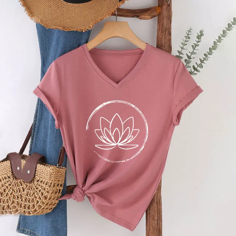 Olivenorma Boho-T-Shirt mit lockerem V-Ausschnitt und Lotusblume