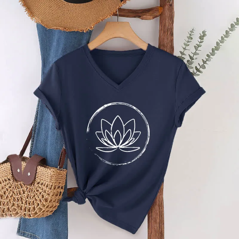 Olivenorma Boho-T-Shirt mit lockerem V-Ausschnitt und Lotusblume