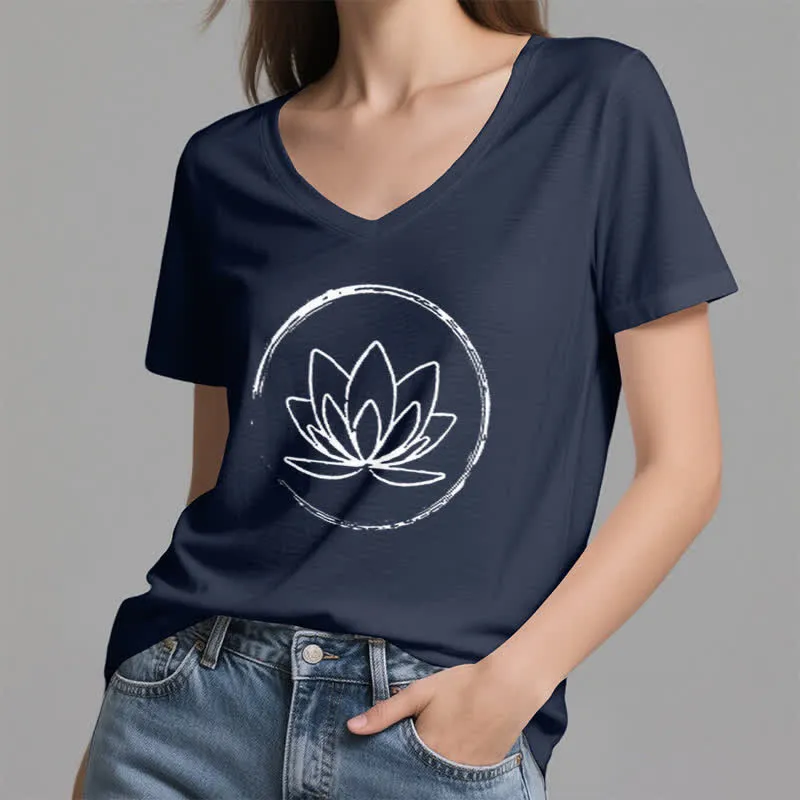Olivenorma Boho-T-Shirt mit lockerem V-Ausschnitt und Lotusblume