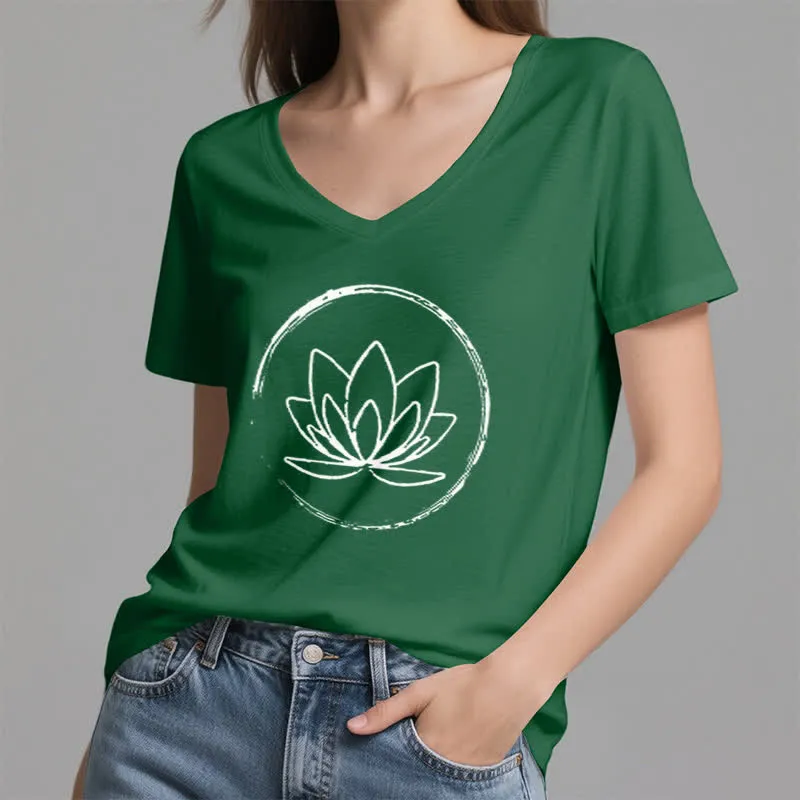 Olivenorma Boho-T-Shirt mit lockerem V-Ausschnitt und Lotusblume