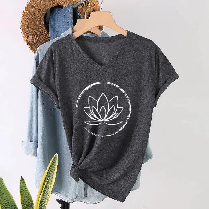 Olivenorma Boho-T-Shirt mit lockerem V-Ausschnitt und Lotusblume