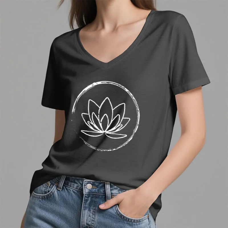 Olivenorma Boho-T-Shirt mit lockerem V-Ausschnitt und Lotusblume