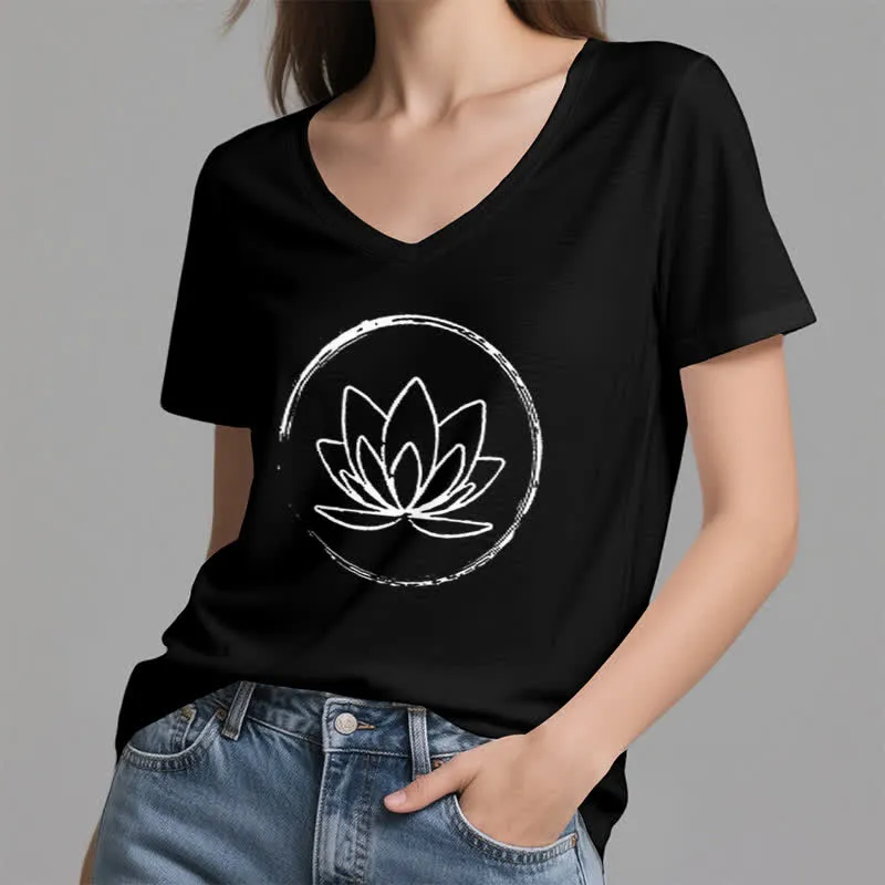 Olivenorma Boho-T-Shirt mit lockerem V-Ausschnitt und Lotusblume