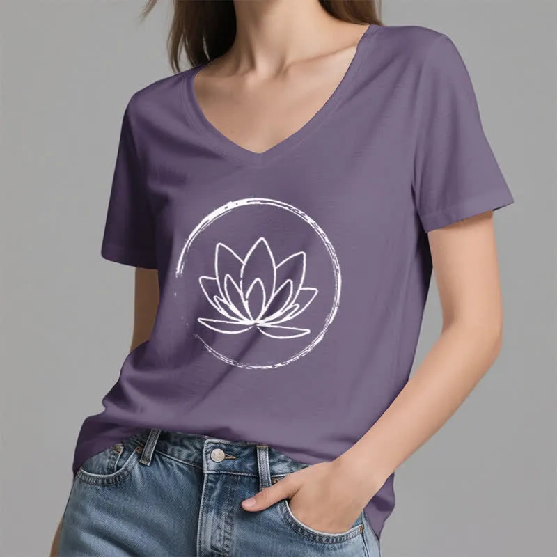 Olivenorma Boho-T-Shirt mit lockerem V-Ausschnitt und Lotusblume