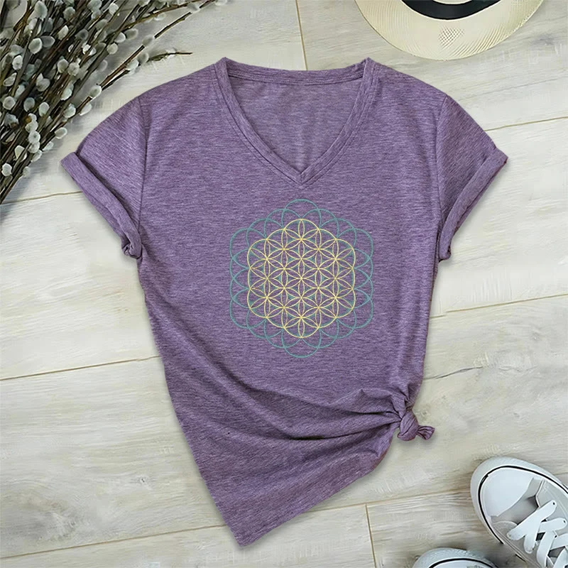 Olivenorma T-Shirt mit V-Ausschnitt und geometrischem Motiv „Blume des Lebens – Abwehr des Bösen“