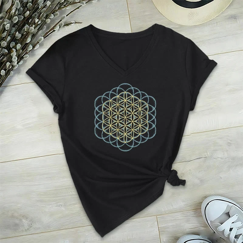 Olivenorma T-Shirt mit V-Ausschnitt und geometrischem Motiv „Blume des Lebens – Abwehr des Bösen“
