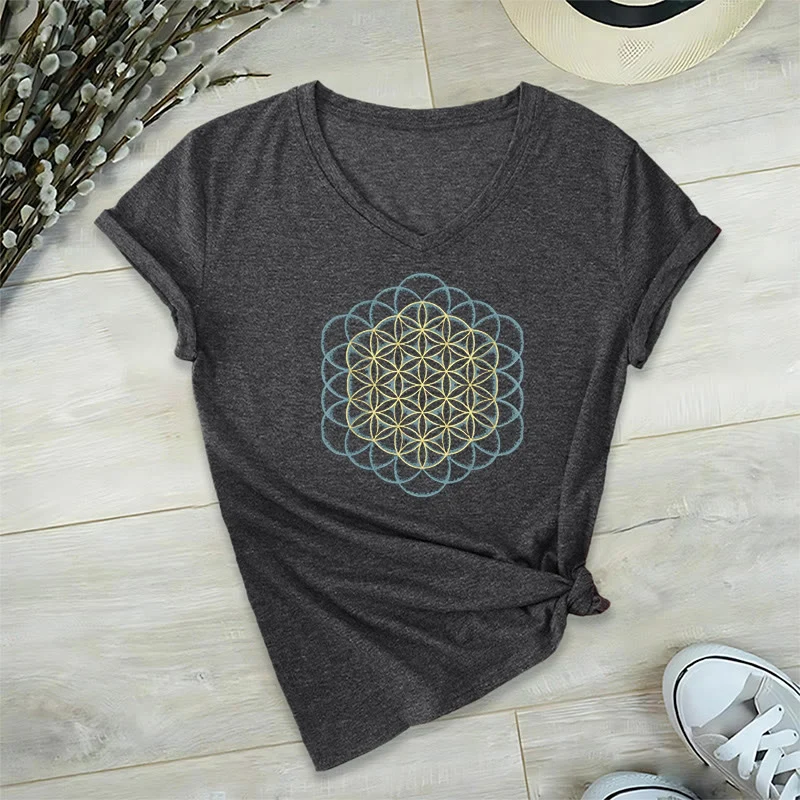 Olivenorma T-Shirt mit V-Ausschnitt und geometrischem Motiv „Blume des Lebens – Abwehr des Bösen“