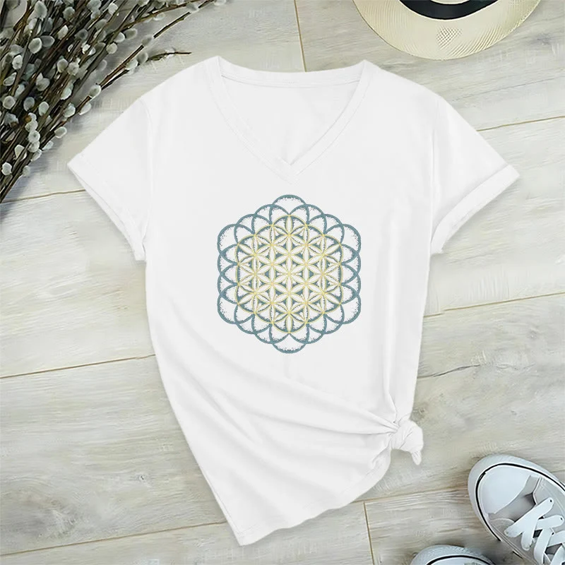 Olivenorma T-Shirt mit V-Ausschnitt und geometrischem Motiv „Blume des Lebens – Abwehr des Bösen“