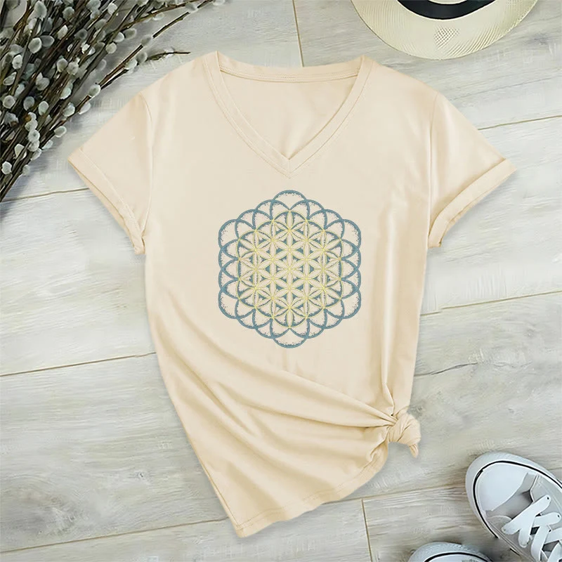 Olivenorma T-Shirt mit V-Ausschnitt und geometrischem Motiv „Blume des Lebens – Abwehr des Bösen“