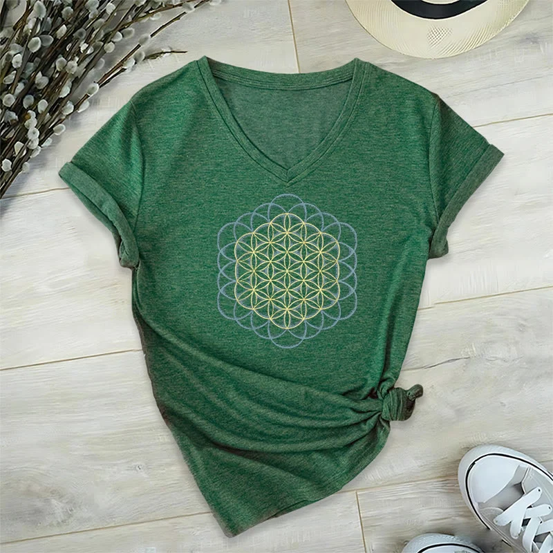 Olivenorma T-Shirt mit V-Ausschnitt und geometrischem Motiv „Blume des Lebens – Abwehr des Bösen“