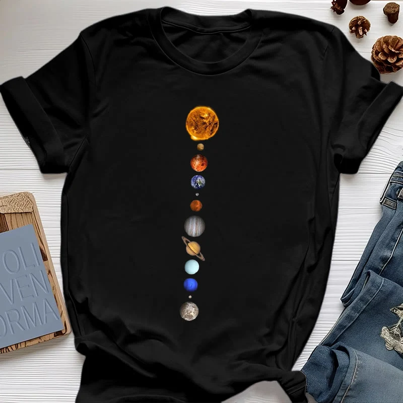 Olivenorma – T-Shirt mit Sonnensystem-Galaxien-Print