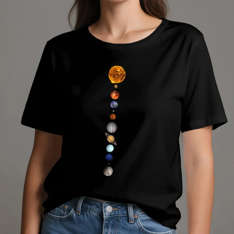 Olivenorma – T-Shirt mit Sonnensystem-Galaxien-Print