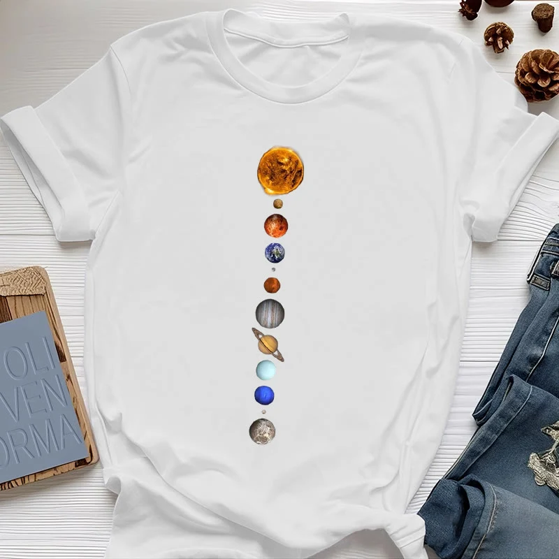 Olivenorma – T-Shirt mit Sonnensystem-Galaxien-Print