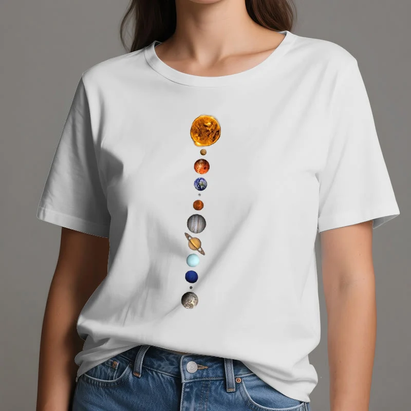 Olivenorma – T-Shirt mit Sonnensystem-Galaxien-Print