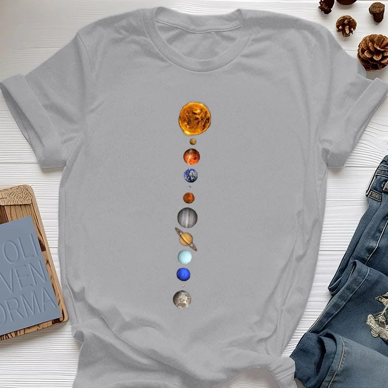 Olivenorma – T-Shirt mit Sonnensystem-Galaxien-Print